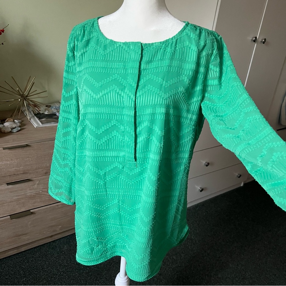 Bright Green 3/4 Sleeve Round Neck Modest Half Button Down Textured Blouse Sz M